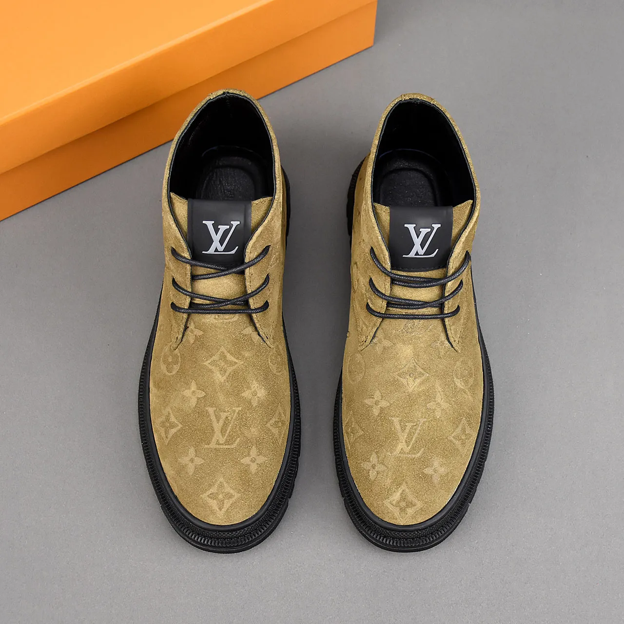 PP leather 230 gross 250👟👟👟LOUIS VUITTON LV donkey brand new thick-soled lace-up big-toe shoes men's casual shoes high-top short boots. These boots are made of waterproof nubuck to create a lightweight and comfortable shoe body. The trendy attitude of being both strong and soft makes it an everyday choice. ✔Upper: imported nubuck leather ✔Lining: sheepskin or wool ✔Outsole: molded outsole Size: 38-44